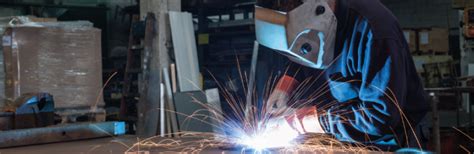 Un soudeur travaillant sur un assemblage complexe de tuyauterie