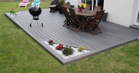 Exemple d'une terrasse en lames composites posées sur plots