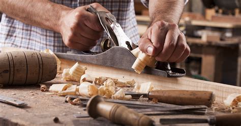 Artisan travaillant le bois