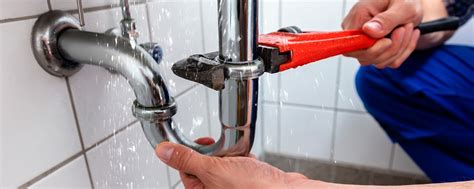 Salle d'exposition de Plomberie Bain-Hür avec divers appareils sanitaires