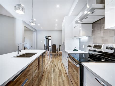 Propriétaire réfléchissant à des plans de rénovation