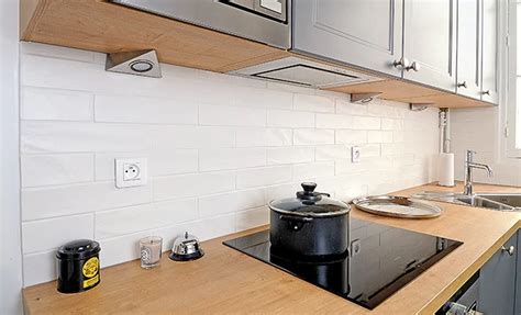 Exemple de pose de carrelage 20x40 en quinconce sur une crédence