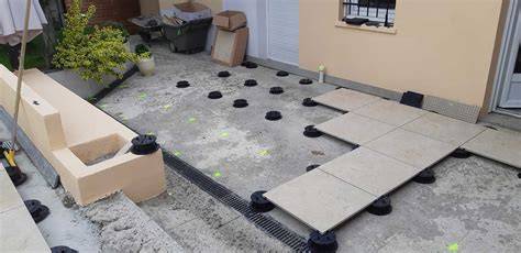 Schéma explicatif d'une terrasse sur plots avec différents types de revêtements