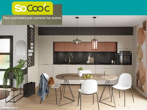 Exemple d'agencement de meubles de cuisine SoCoo'c avec différentes hauteurs et types de rangements