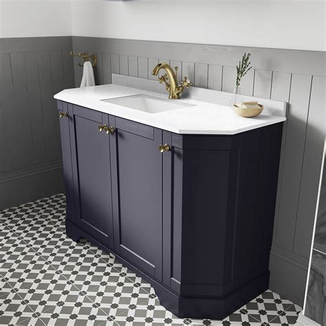 Exemple de lavabo tétragonal en marbre avec des finitions métalliques