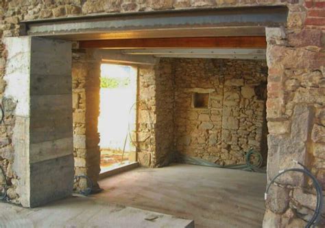 Linteau en pierre dans un mur ancien