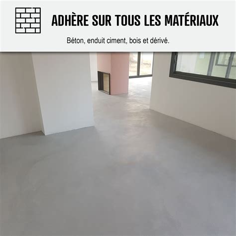 Application de vernis protecteur sur béton ciré