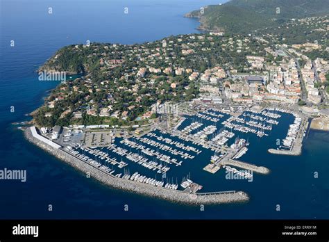 Vue aérienne de Cavalaire-sur-Mer avec des terrasses en bois