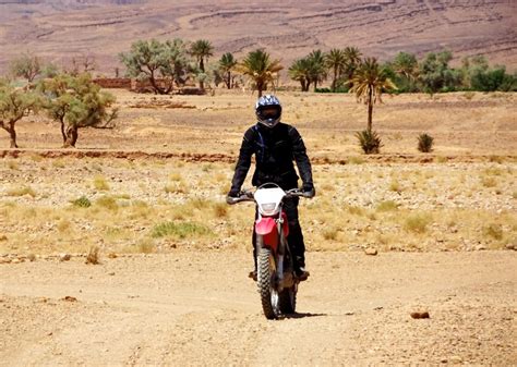 Motard dans le désert marocain