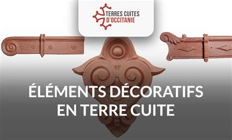 Façade en terre cuite avec des motifs décoratifs