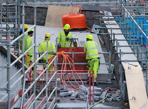 Une équipe de plombiers travaillant sur un chantier