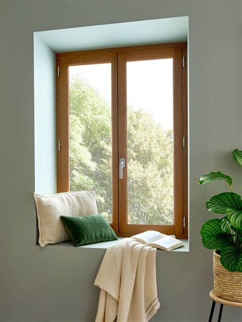 Fenêtre en bois moderne installée dans une maison
