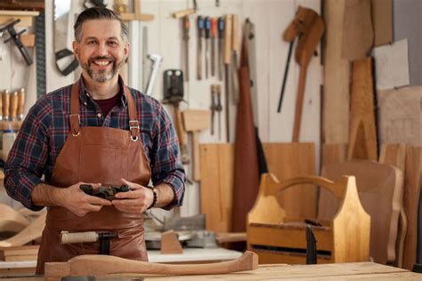 Artisan menuisier discutant avec un client