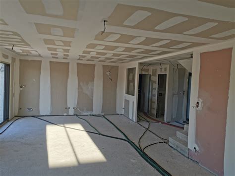 Artisan plaquiste travaillant sur un chantier intérieur