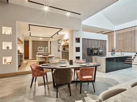 Ambiance conviviale dans un showroom de cuisine