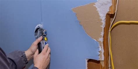 Découpe d'une plaque de placo