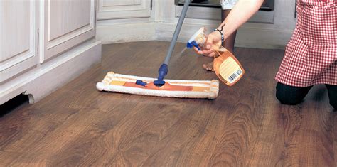 Nettoyage d'un parquet stratifié avec un balai microfibre