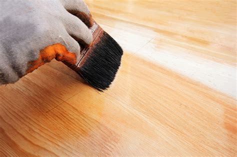 Application de cire sur un parquet avec un tampon