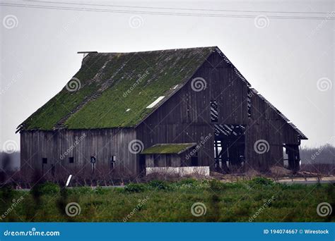Vieille grange en bois avec une texture patinée