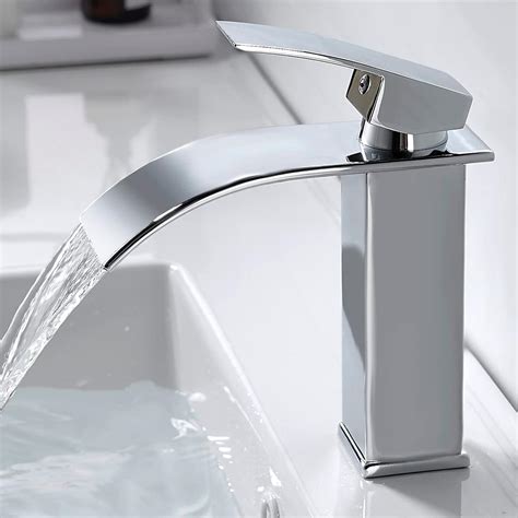 Robinet de cuisine chromé au design moderne