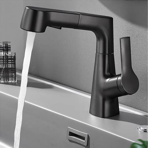 Nettoyage d'un robinet de cuisine avec du savon noir