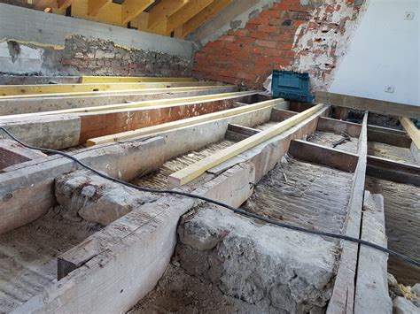 Plancher bois ancien avec solives