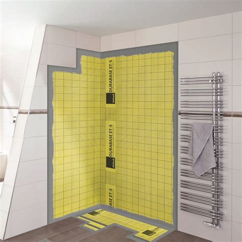 Application d'une membrane d'étanchéité sur un mur de douche