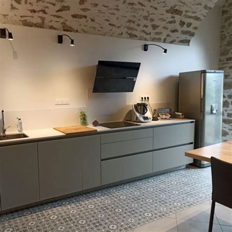 Cuisine intégrée dans un espace réduit grâce à des meubles sur mesure