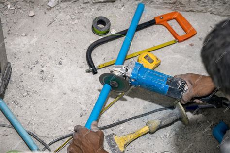 Scie à fil coupant un tuyau en PVC