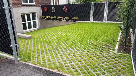 Dalle engazonnée en plastique recyclé avec alvéoles remplies de terre et de gazon