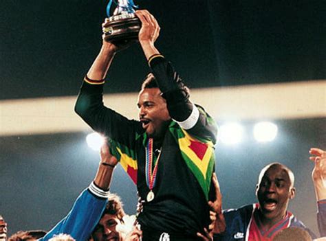 Bernard Lama soulevant la Coupe d'Europe des Vainqueurs de Coupe