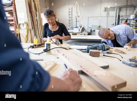 Enfants travaillant le bois dans un atelier sécurisé