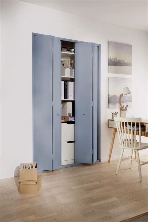 Vue d'ensemble d'un placard fermé avec portes pliantes