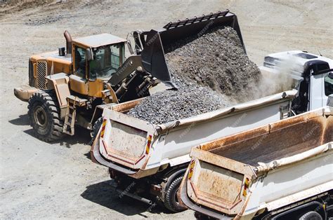 Camion livrant du gravier sur un chantier