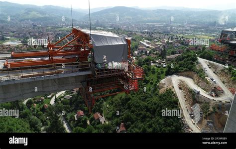 Vue aérienne d'un chantier routier en cours de construction