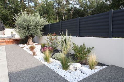 Gravier blanc dans un jardin fleuri