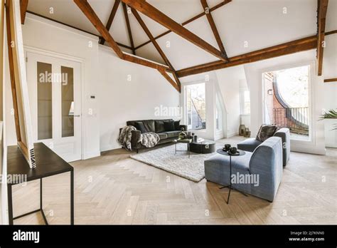 Salon décoré avec une moquette confortable