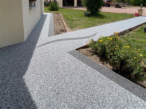 Allée en résine gravillonnée