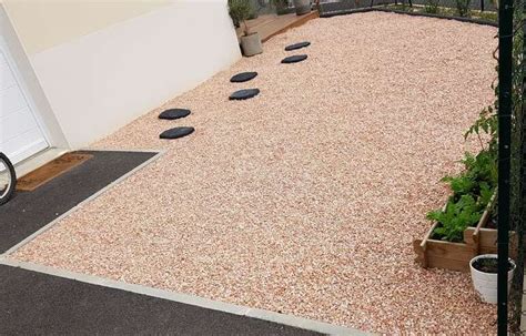 Allée de jardin en gravier rose avec stabilisateurs