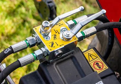 Tracteur avec une barre de poussée hydraulique