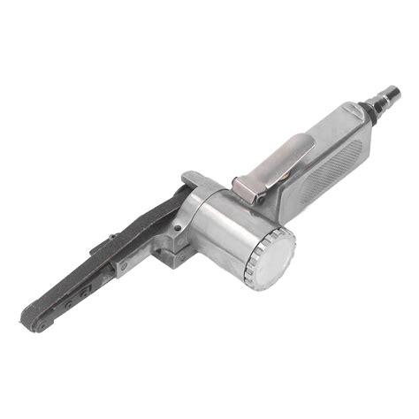 Ponceuse à bande pneumatique en action sur une pièce de carrosserie