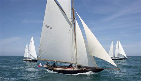 Bateau Pen Duick VI naviguant