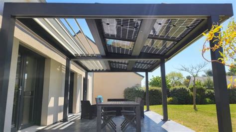 Illustration d'une pergola solaire bioclimatique moderne avec panneaux solaires intégrés