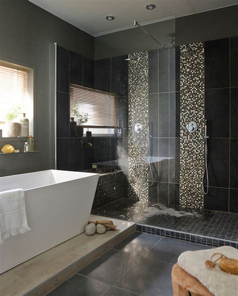 Salle de bain moderne avec douche à l'italienne
