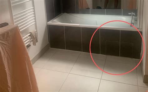 Illustration d'une salle de bain avec une trappe de visite discrète à côté d'une baignoire