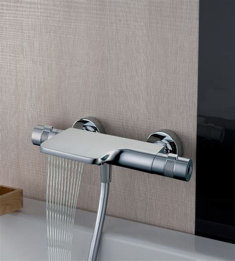 Salle de bain moderne avec mitigeur bain douche