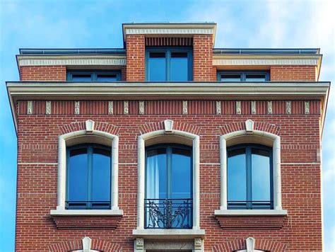 Fenêtre avec moulures décoratives