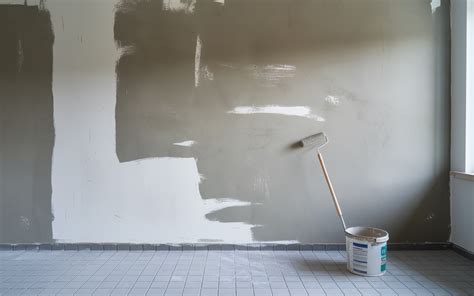 Préparation d'un mur avant application de béton ciré