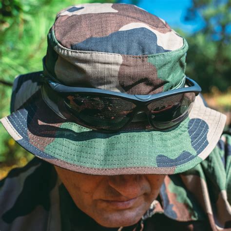 Soldat américain portant un chapeau de brousse camouflage tiger stripe pendant la guerre du Vietnam