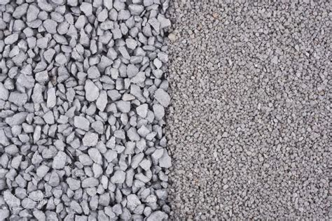 Gros plan sur différents types de gravillons de différentes couleurs et tailles.